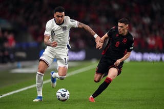 Morgan Rogers, vlevo, soupeří o zahájení proti Lotyšsku